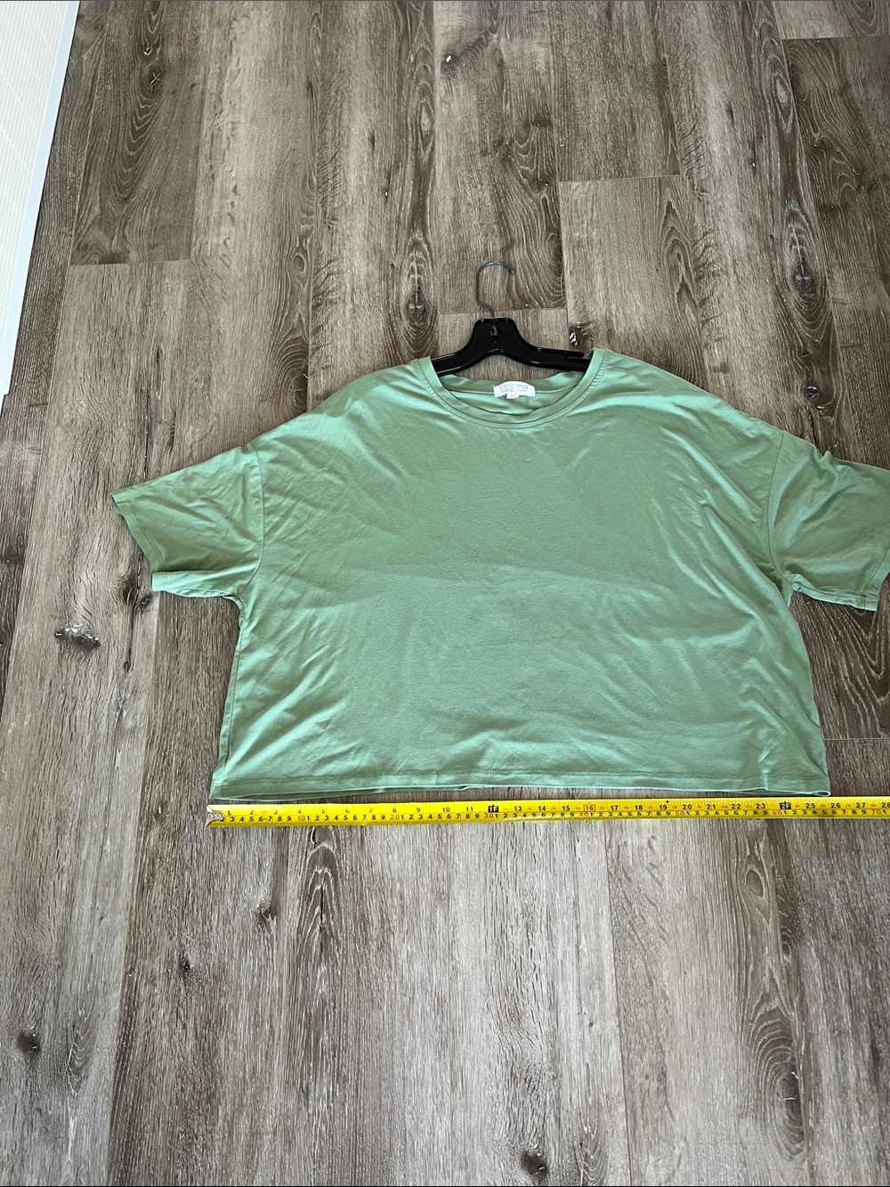 C’est Moi
BAMBOO Short Sleeve Boxy Tee in Sage Green - Picture 6 of 7